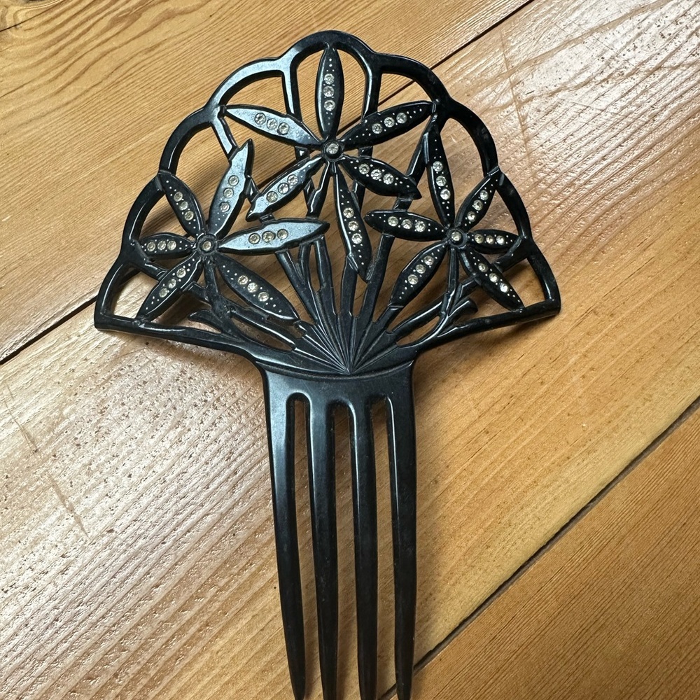1920 art deco black hair fan